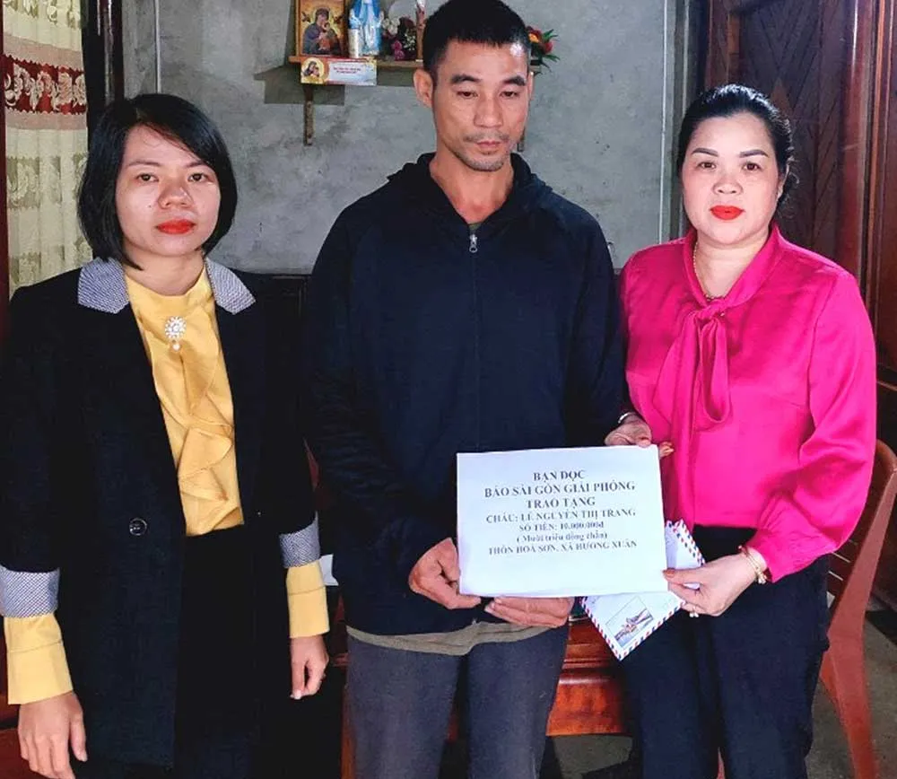 Báo SGGP trao tiền cho bác sĩ thập tử nhất sinh và cháu bé bị ung thư máu ảnh 1