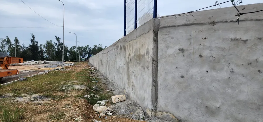 Tường móng dài hàng trăm mét như con đê chắn lũ khiến người dân bức xúc