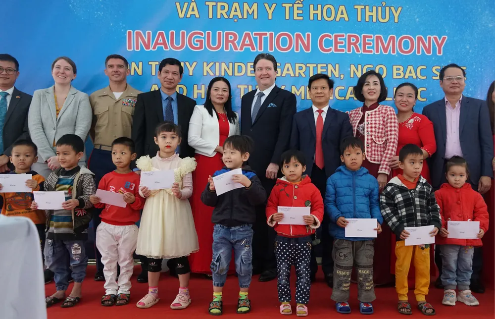 Đoàn công tác Hoa Kỳ và lãnh đạo Quảng Bình tặng quà, chụp ảnh lưu niệm với trẻ mầm non