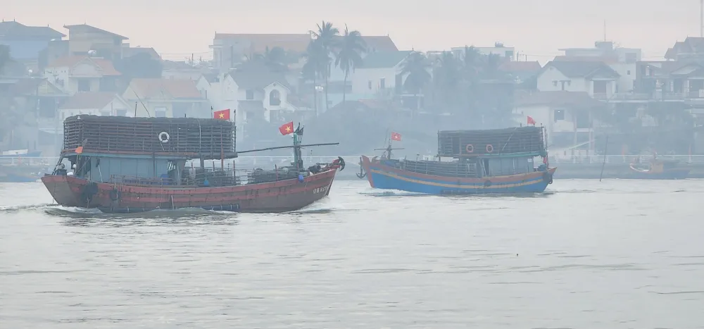 Thuyền lớn vào ra sông Nhật Lệ sáng mùng 1 tết Thuyền lớn vào ra sông Nhật Lệ sáng mùng 1 tết