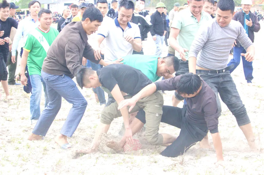 Tranh cù trên sân cát Tranh cù trên sân cát