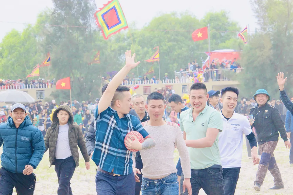 Hàng ngàn người tham gia hội cù cầu may Hàng ngàn người tham gia hội cù cầu may