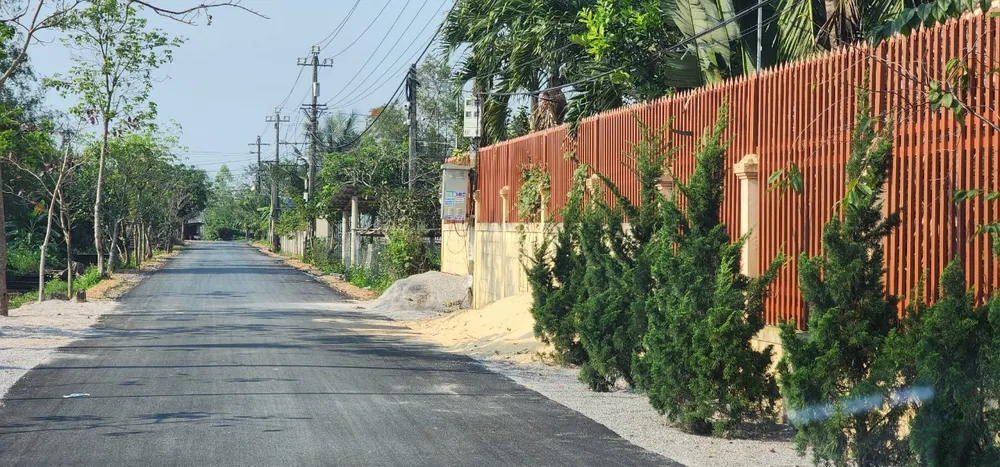 Đoạn qua nhà 7 hộ trong đó có một cán bộ huyện được đào bê tông lên rồi trải thảm nhựa