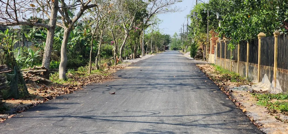 Việc thảm nhựa khiến dân tình bất bình do lãng phí