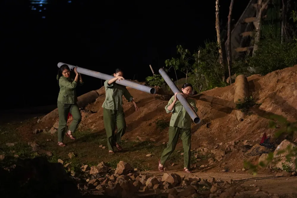 Tái hiện cảnh xây dựng đường ống dẫn dầu ở Trường Sơn