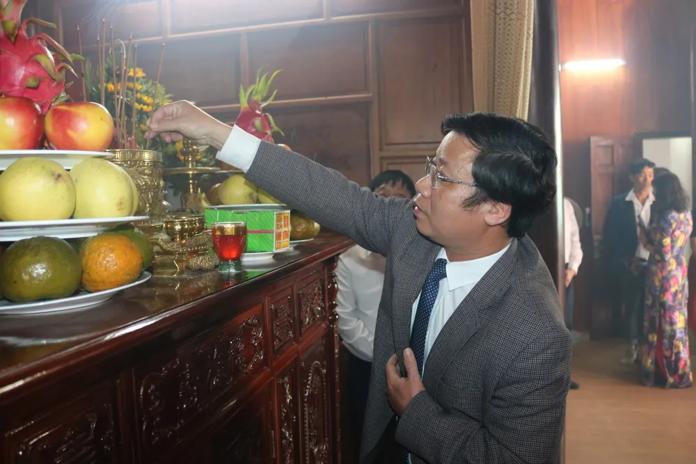 Đại biểu dâng hương trên trang thờ