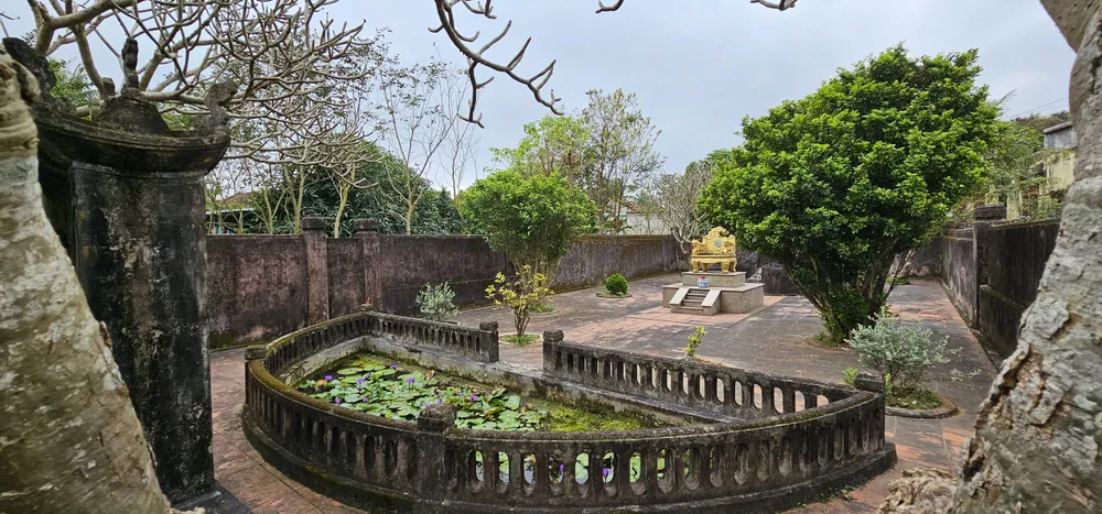 Trước mộ có hồ bán nguyệt Trước mộ có hồ bán nguyệt