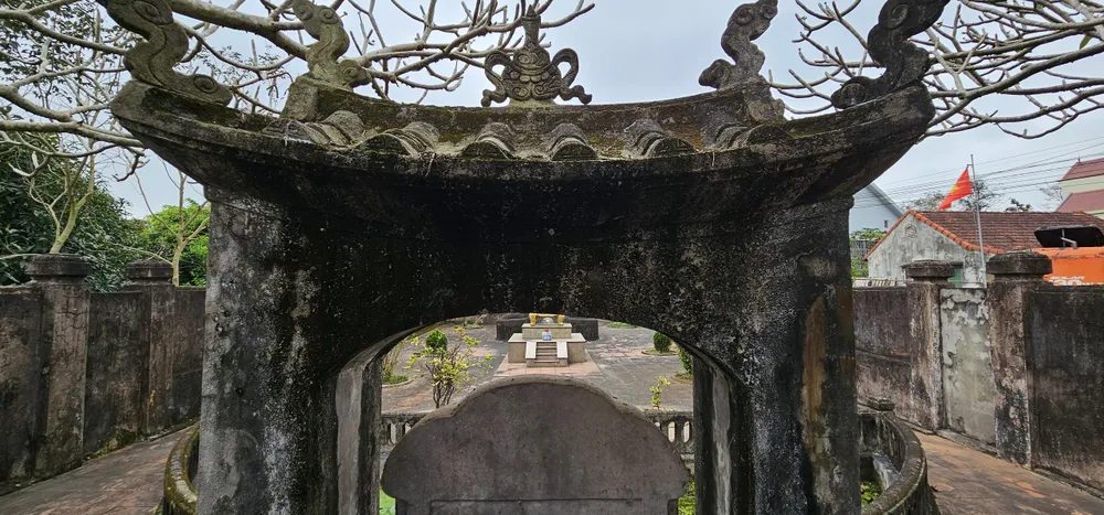 Bia cổ ở lối vào lăng mộ Bia cổ ở lối vào lăng mộ