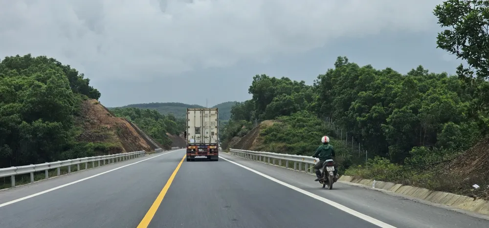 Xe máy tự ý đi vào cao tốc Xe máy tự ý đi vào cao tốc