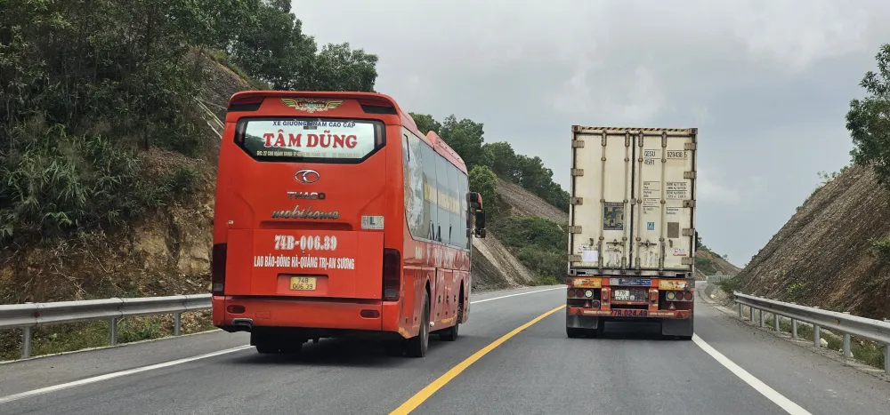 Vạch kẻ liền cấm vượt nhưng xe khách vẫn vượt ẩu Vạch kẻ liền cấm vượt nhưng xe khách vẫn vượt ẩu