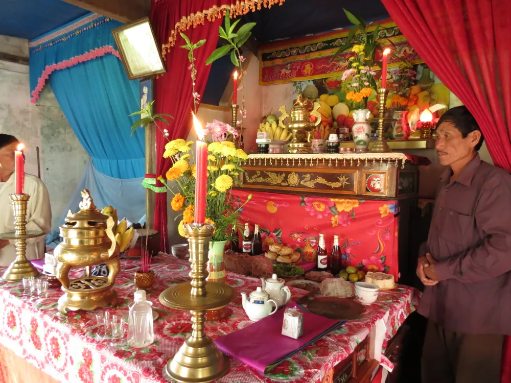 Năm 2014, cụ bà qua đời, cụ Hoàng Nhỏ vẫn duy trì cúng giỗ 64 liệt sĩ như từ năm 1989