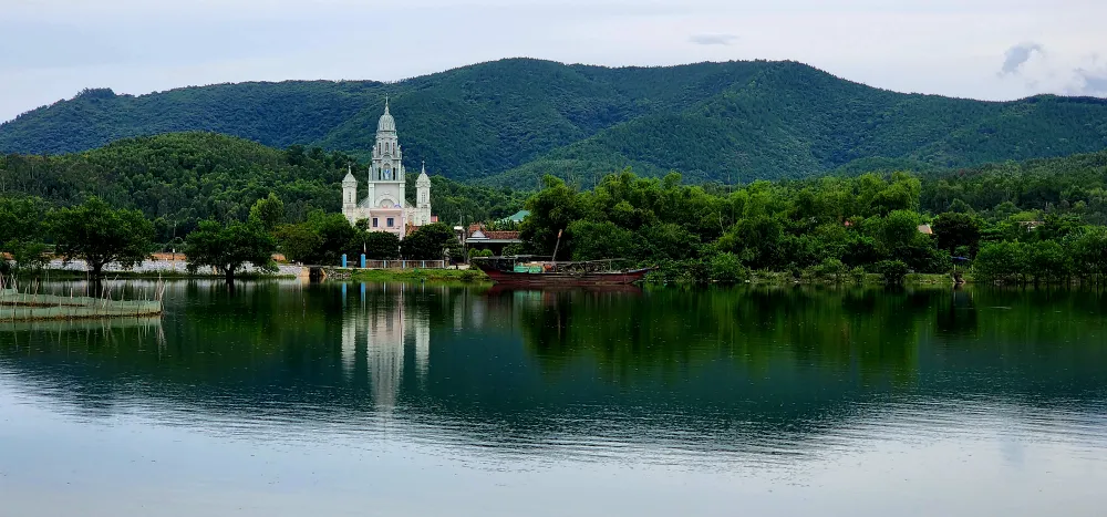 Sông Gianh với nhiều núi non Sông Gianh với nhiều núi non