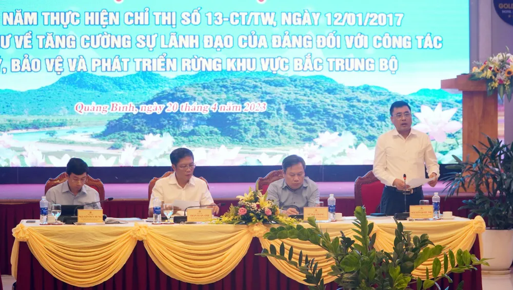 Các đại biểu chủ trì hội nghị