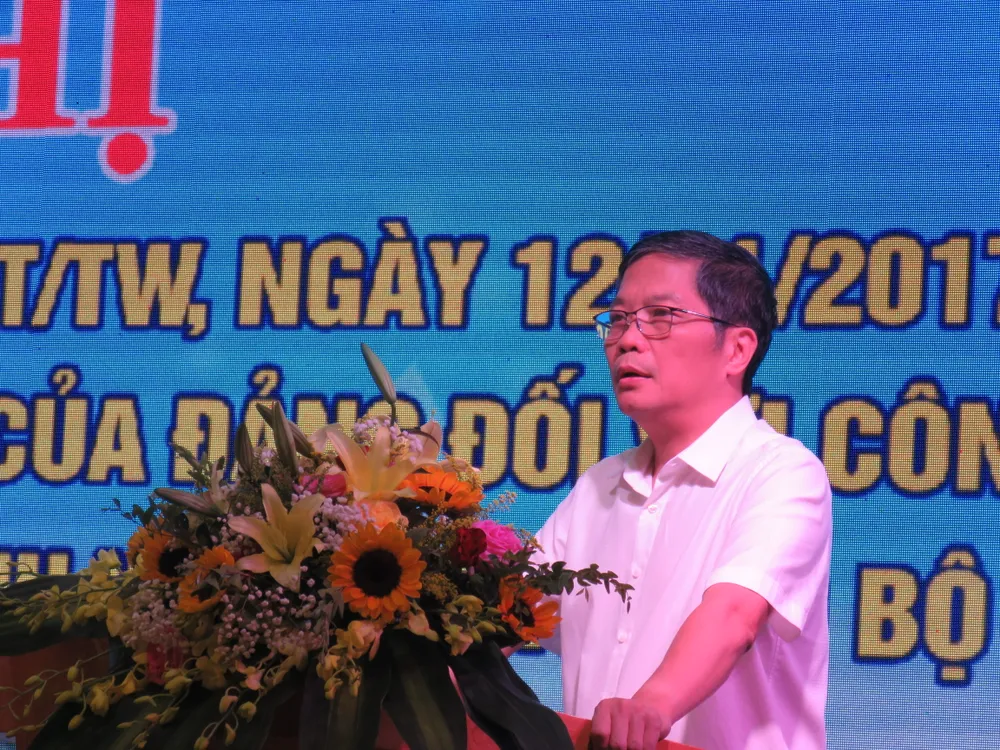 Đồng chí Trần Tuấn Anh, Ủy viên Bộ Chính trị, Trưởng Ban Kinh tế Trung ương, Trưởng Ban Chỉ đạo sơ kết Chỉ thị 13-CT/TW phát biểu tại hội nghị