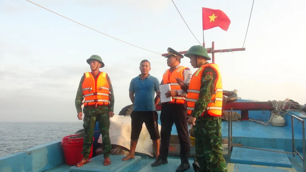 Giải thích cho ngư dân đánh bắt đúng trên biển