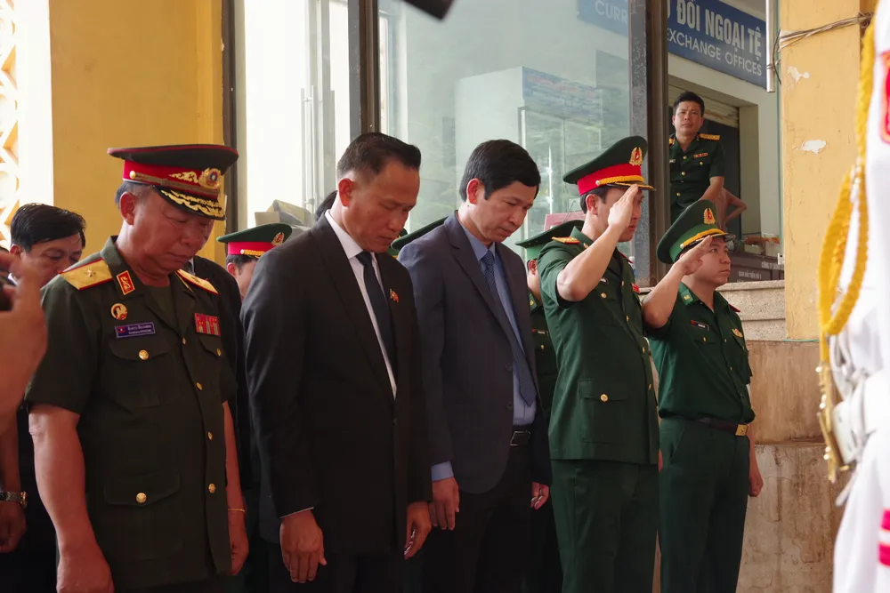 Phút tưởng niệm các liệt sĩ tại cửa khẩu Cha Lo