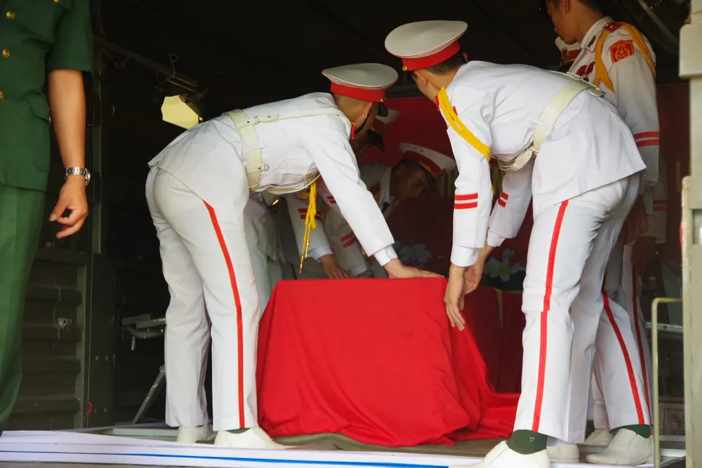 Phủ quốc kỳ đón 19 liệt sĩ