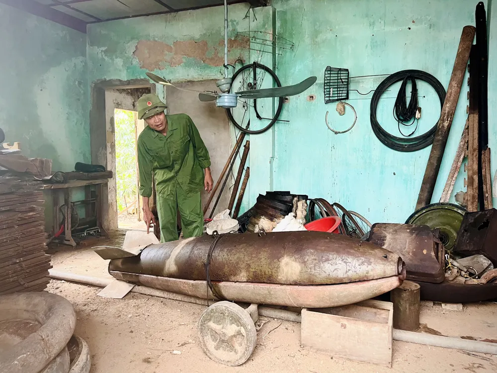 Mảnh bom vừa đưa về