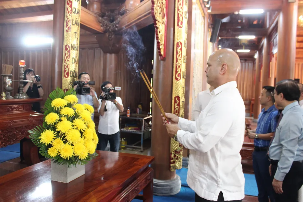 Đại diện đoàn dâng hương tại Đền thờ Bác Hồ Đại diện đoàn dâng hương tại Đền thờ Bác Hồ