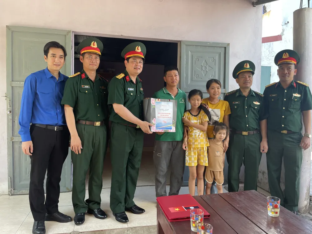 Trao quà cho gia đình ngư dân khó khăn