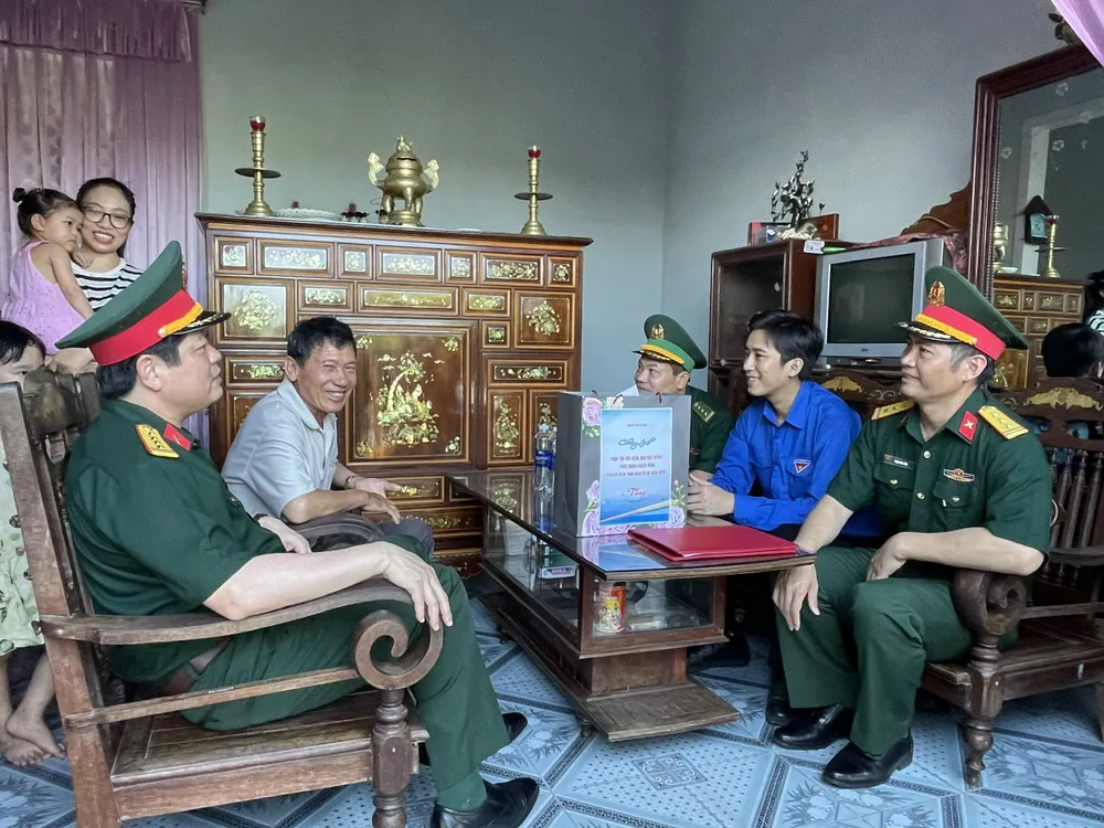 Quân khu 4 và tỉnh đoàn Quảng Bình thăm hỏi gia đình chính sách tại Đồng Hới