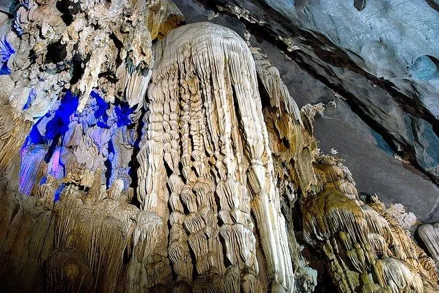 Thạch nhũ như mái tóc ở hang Phong Nha
