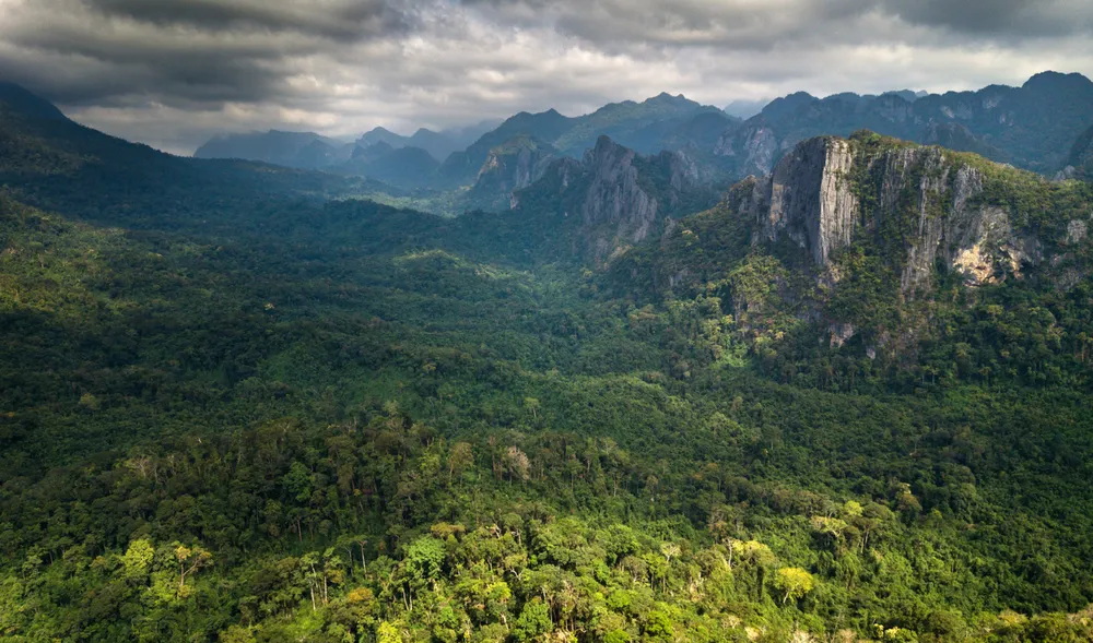 Khung cảnh núi đá vôi Vườn quốc gia Hin Nam No. Ảnh: Ryan Deboodt
