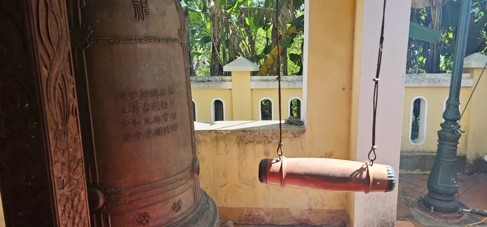 Chuông nhỏ trong nhà thờ Đức Lễ Thành Hầu Nguyễn Hữu Cảnh