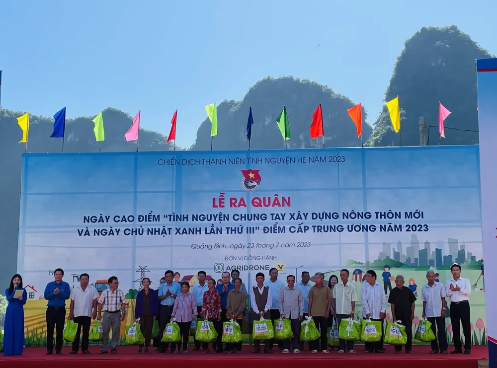 Tặng quà các hộ khó khăn