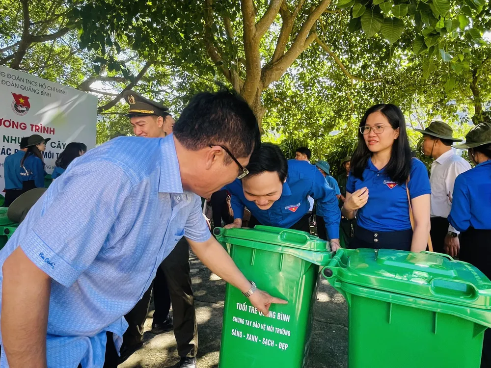 Thùng rác ở nông thôn mới Tân Hóa