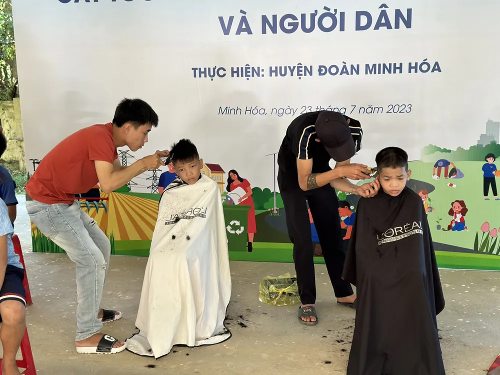 Cắt tóc cho trẻ em vùng cao