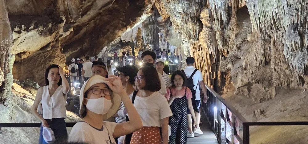 Du khách tham quan động Thiên Đường tháng 7-2023 Du khách tham quan động Thiên Đường tháng 7-2023