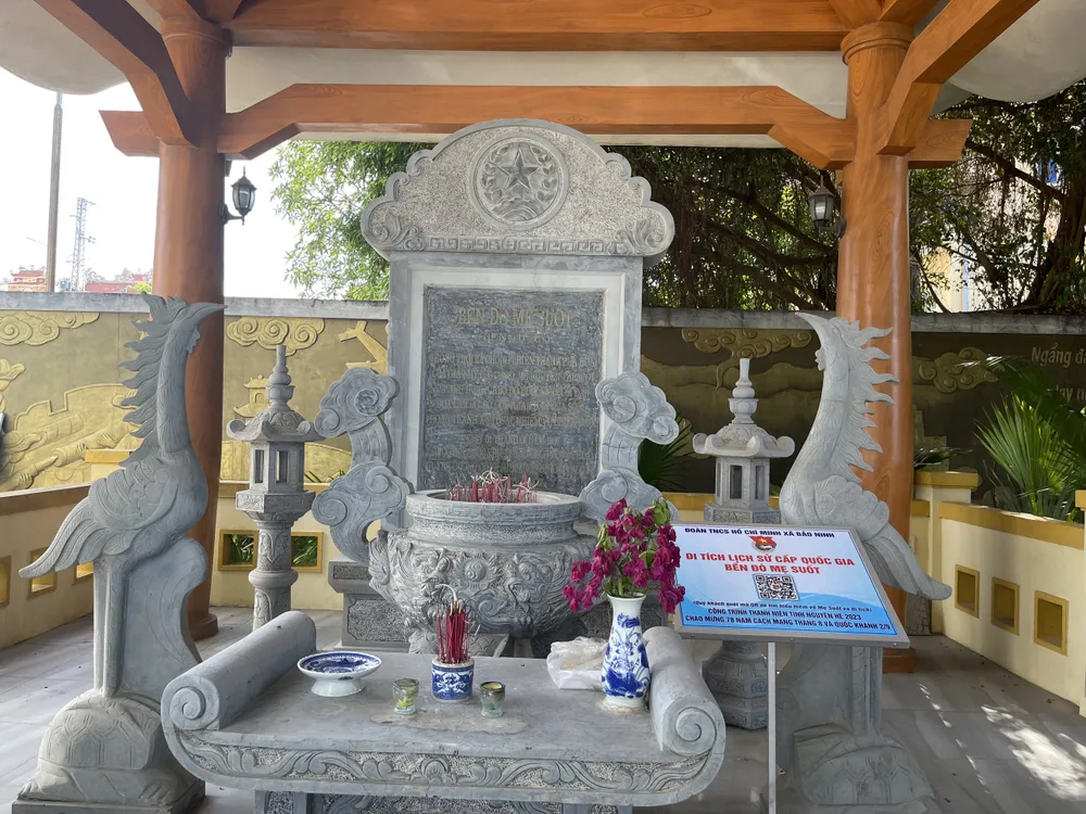 Bảng mã QR tại di tích Bảng mã QR tại di tích