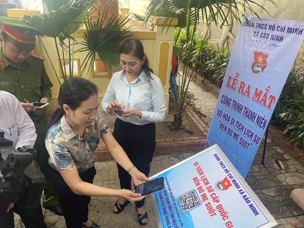 Người dân quét mã QR tìm hiểu về mẹ Suốt Người dân quét mã QR tìm hiểu về mẹ Suốt