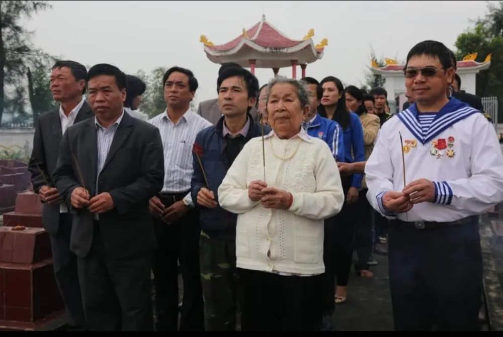 Mẹ Đức lúc sinh thời thường tưởng niệm 64 liệt sĩ Gạc Ma tại nghĩa trang xã Quảng Phúc, thị xã Ba Đồn, tỉnh Quảng Bình