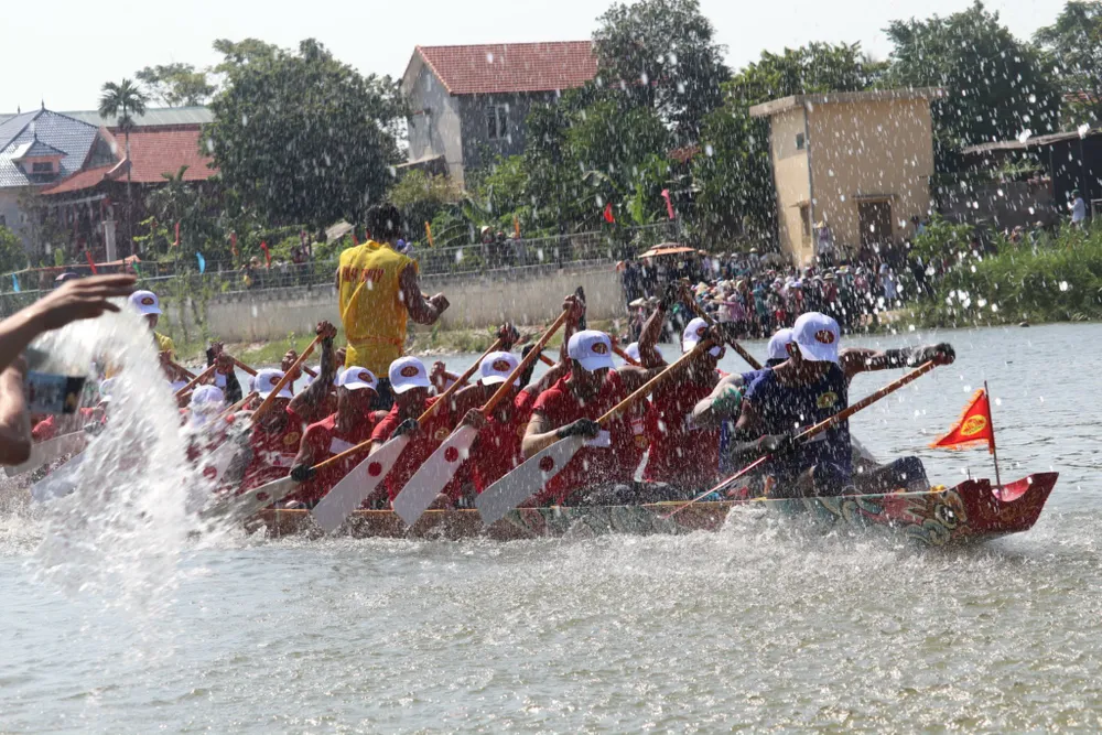 Tranh tài tại lễ hội Người dân đến xem từ sớm