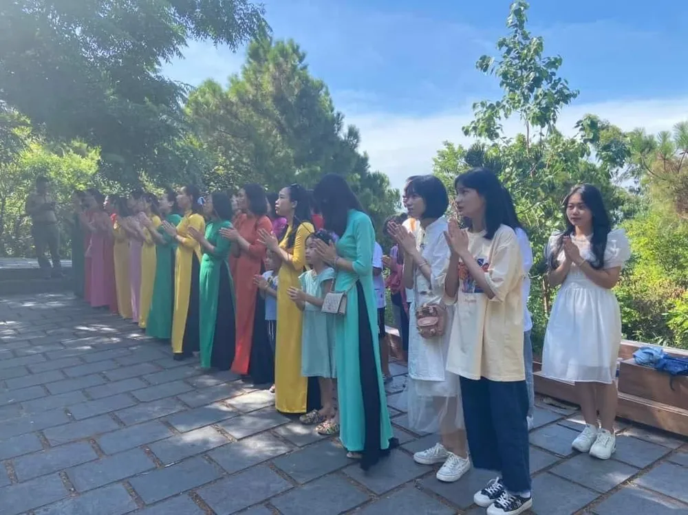 Hiện gia đình chưa công bố rộng rãi số điện thoại nhưng qua các mối quan hệ, các đoàn khách liên hệ trực tiếp với gia đình vẫn được hướng dẫn chu đáo