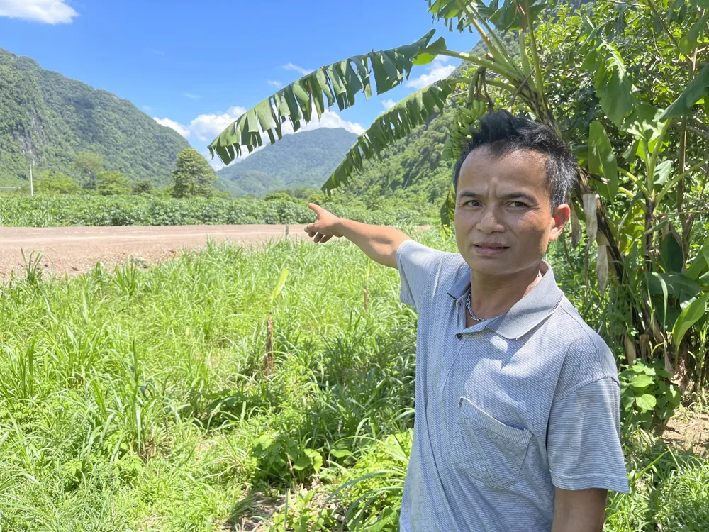 Ông Hồ Thắng chỉ về mảnh đất đã hiến