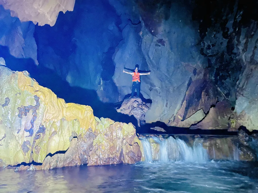 Thác nước trong hang Thác nước trong hang