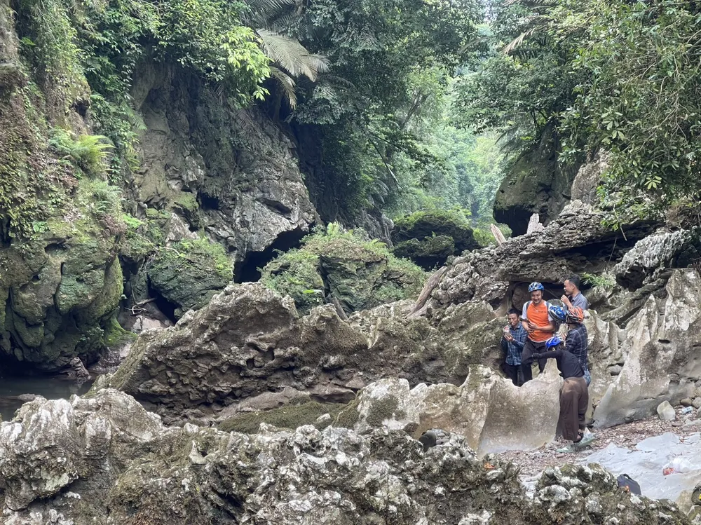 Khung cảnh đẹp trên đường đi tới hang Sơn Nữ Khung cảnh đẹp trên đường đi tới hang Sơn Nữ