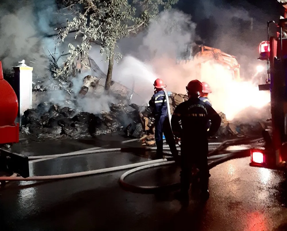 Chiến sĩ PCCC dập lửa