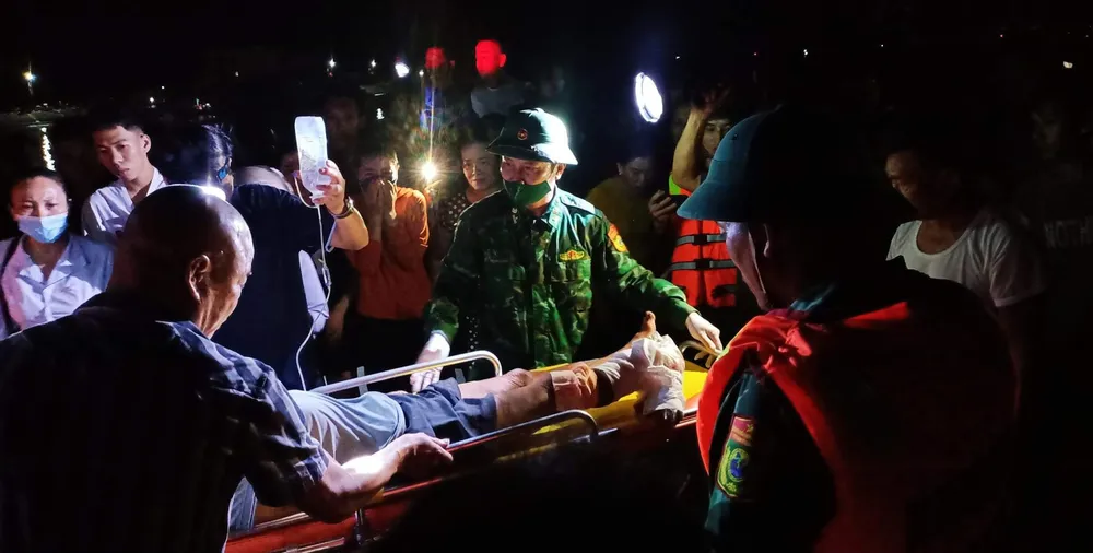 Đưa lên xe đi cấp cứu