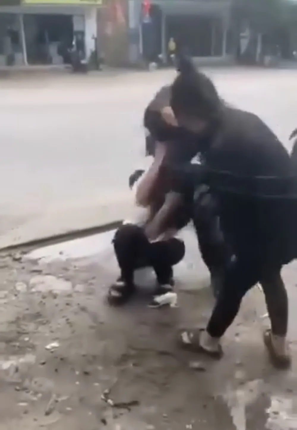 Nữ sinh bị hành hung. Ảnh cắt từ clip