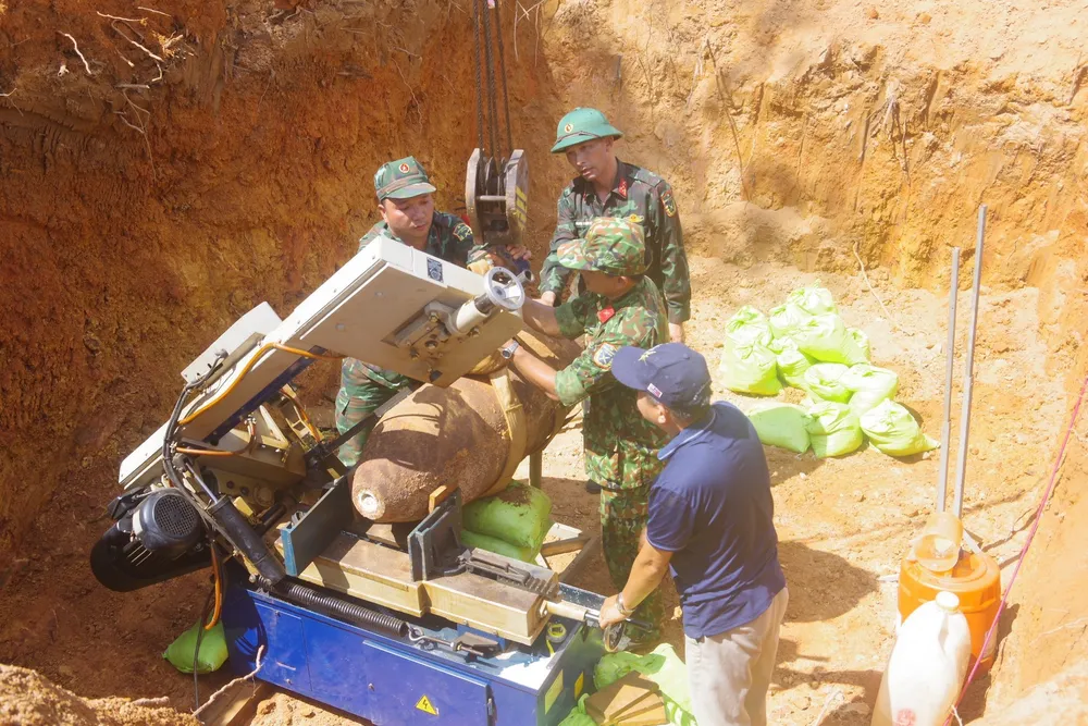 Hệ thống máy cắt bom di động đưa vào xử lý bom Hệ thống máy cắt bom di động đưa vào xử lý bom