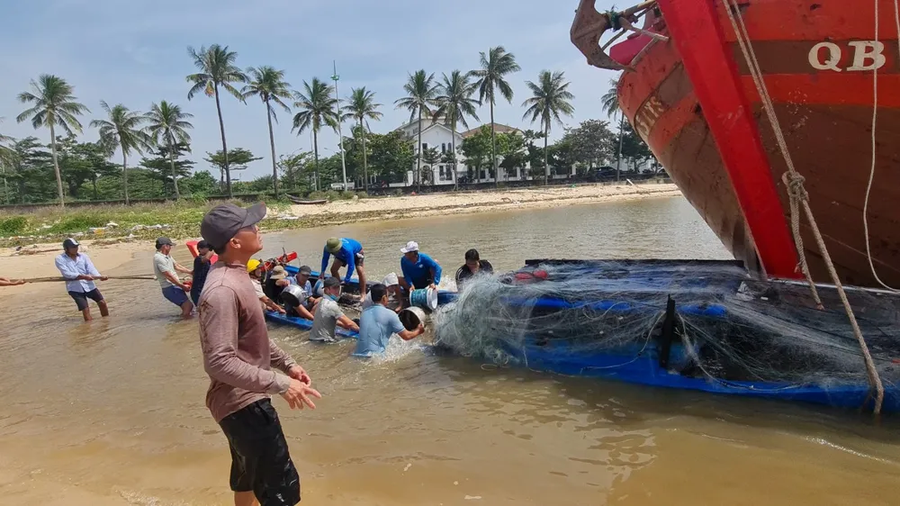 Mặc dù cấm biển nhưng 2 ngư dân ra biển bị sóng đánh chìm phải bơi gần 2km vào bờ nhờ tàu lớn kéo tàu chìm vào sông Nhật Lệ