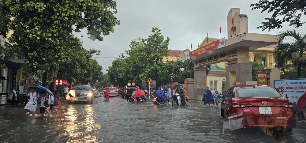 Trường học trên địa bàn phải cho học sinh nghỉ học từ 16 giờ