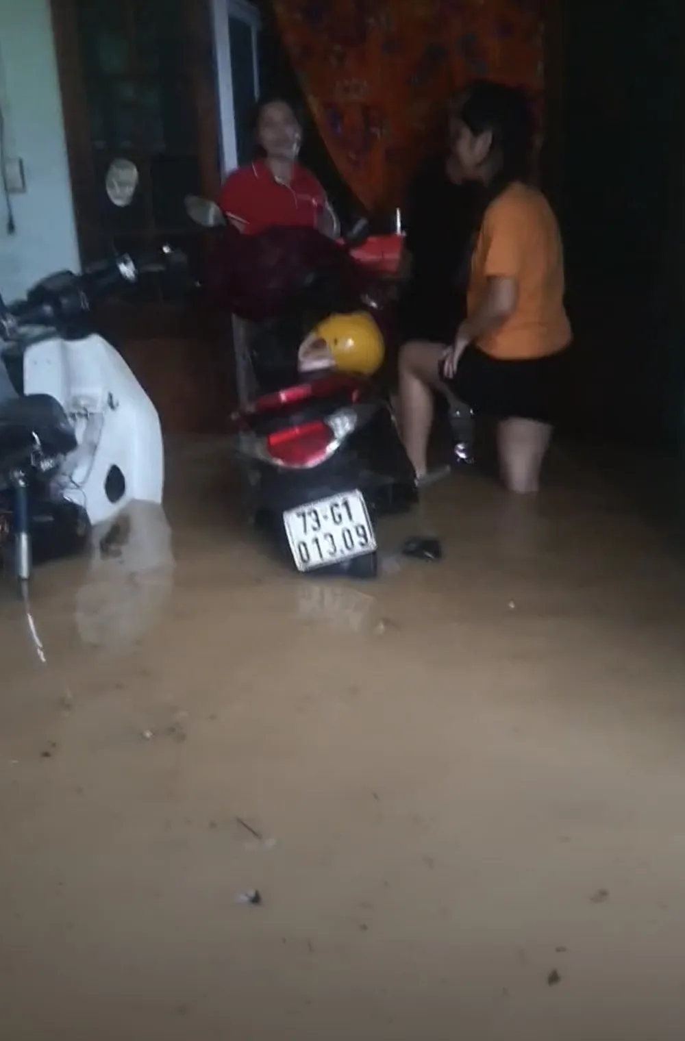 Nhiều nhà dân bị ngập nước