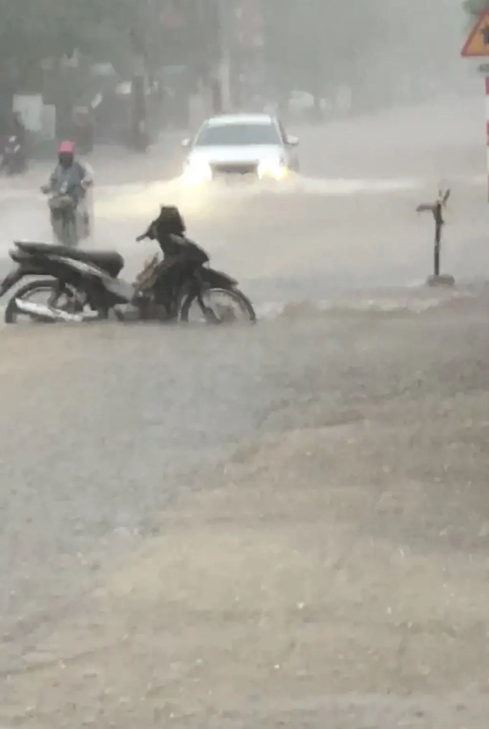 Mưa lớn gây ngập cục bộ ở TP Đồng Hới