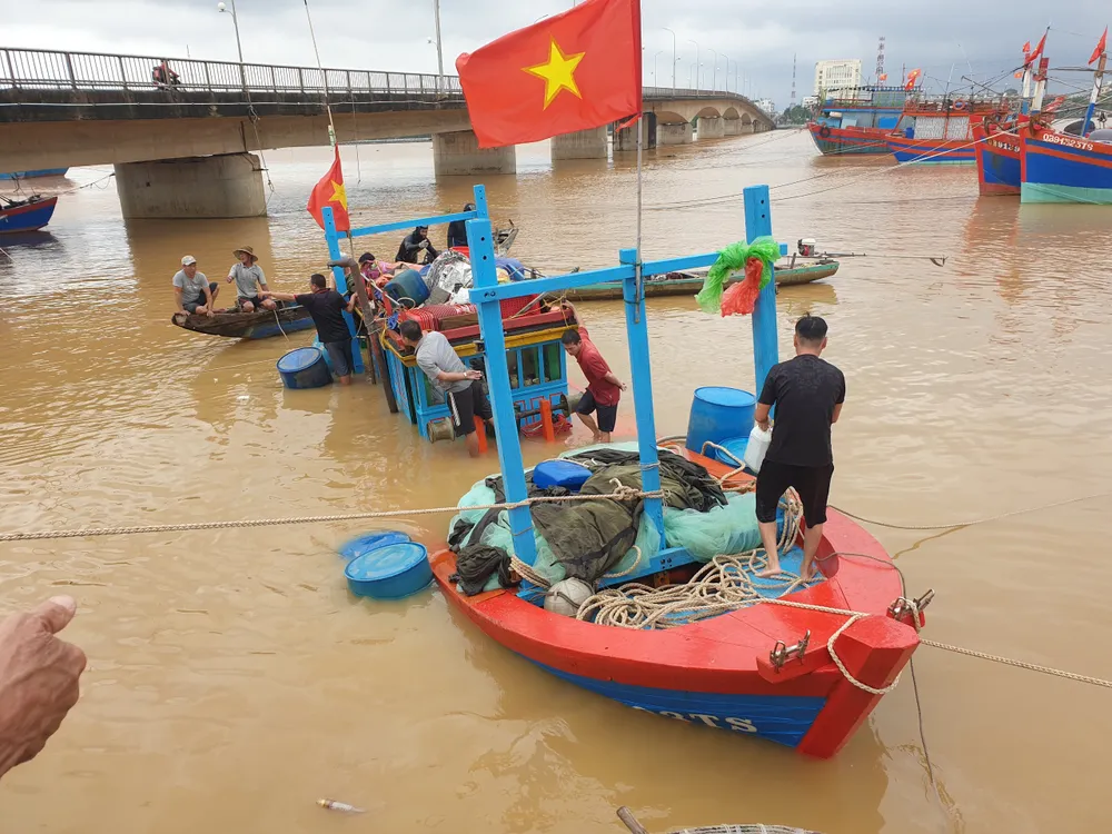 Nỗ lực cứu tàu cá bị chìm
