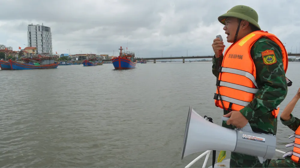 Bộ đội biên phòng kêu gọi tàu vào âu thuyền Nhật Lệ